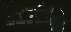 立ち尽くす女性