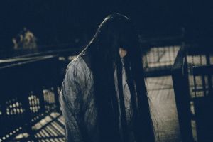こちらを横目で睨む女性