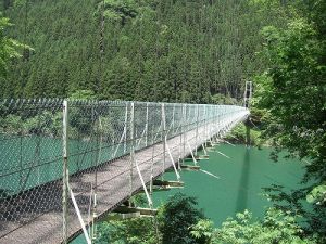 秩父湖に架かる吊り橋