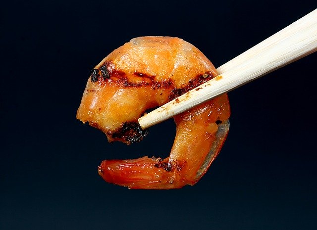 箸で物を掴む