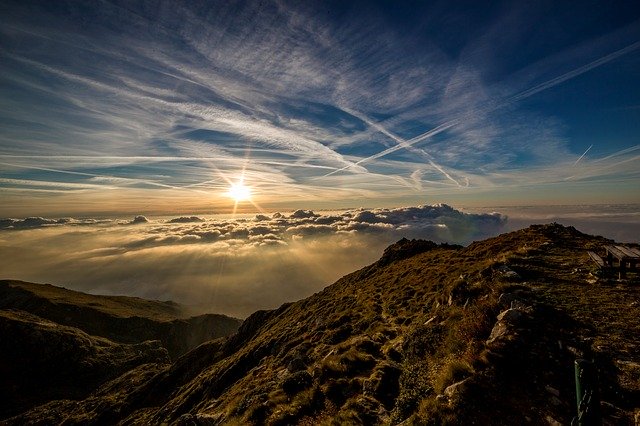 薄暗い空に広がる外の風景