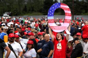 【アメリカの都市伝説】トランプ政権を支持する「Qアノン」の正体とは
