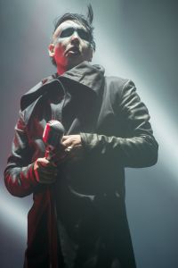 過激な演出、機材破壊…マリリン・マンソンのブッ飛んだライブパフォーマンス