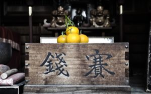 お賽銭を投げる4つの理由【正しい作法？】