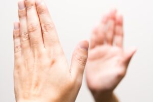 呪われた拍手「裏拍手」についての怖い話や起源について詳しく解説