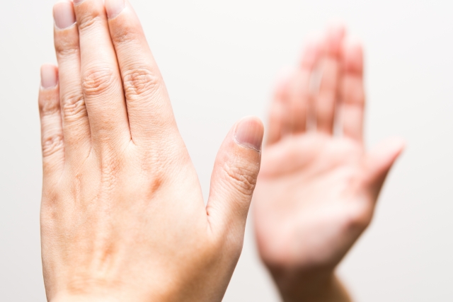 呪われた拍手「裏拍手」についての怖い話や起源について詳しく解説