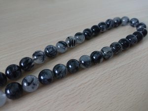 男性にオススメ！ブラックルチルの意味や効果【パワーストーン】
