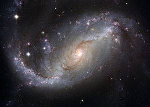 真っ暗闇に浮かぶ巨大ドーナツ?真ん中が空洞の巨大銀河！