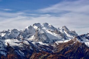 雪崩？殺人？ロシアの陰謀？未解明の都市伝説「ディアトロフ峠事件」とは？