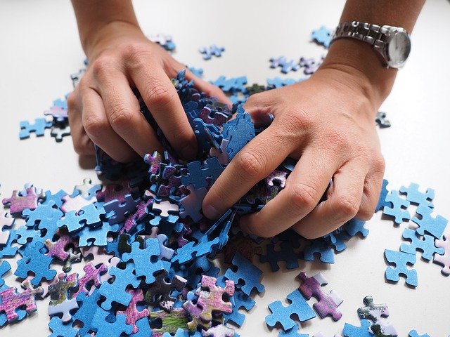 意味が分かると怖い話「パズル」と「光るパズル」解説付き