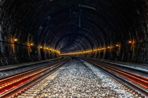 幽霊を乗せた列車が通る。奈良と大阪を結んでいた「旧生駒トンネル」